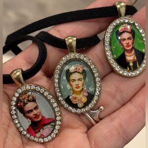 🆕 Elegant Frida Kahlo, Black and Gold Pendant Choker